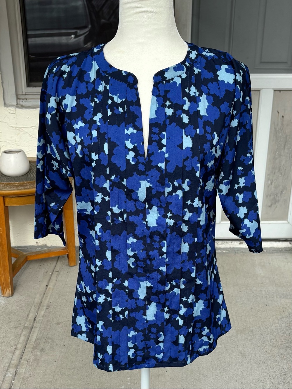 Banana Republic Blue Abstract Camo Pleated Split Neck Blouse EUC Medium